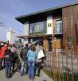 <p>Pessoas se concentram em frente ao restaurante do McDonald&rsquo;s fechado na cidade de Simferopol, na Crimeia, neste 4 de abril. A rede de fast food anunciou&nbsp;que est&aacute; fechando suas tr&ecirc;s franquias na pens&iacute;nsula</p>  Foto: AP