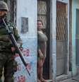 <p>For&ccedil;as Armadas ocuparam a comunidade da Mar&eacute;, na zona norte do Rio de Janeiro</p>  Foto: Mauro Pimentel / Terra