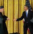 <p>Obama mantém relações tensas com o atual presidente afegão, Hamid Karzai, mas disse que quer manter a parceria com o novo governo. Na foto, os presidentes americano e afegão se cumprimentam durante coletiva de imprensa em janeiro de 2013, em Washington</p>  Foto: AFP