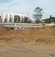 <p>Obras do entorno do estádio, como a pavimentação de estacionamento em terreno anexo ao Beira-Rio, ainda estão longe da conclusão</p>  Foto: Marcelo Miranda Becker / Terra