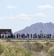 <p>Grupo de defesa dos imigrantes&nbsp;realiza&nbsp;manifesta&ccedil;&atilde;o&nbsp;fora do centro de deten&ccedil;&atilde;o de imigrantes em Eloy, Arizona, para protestar contra os n&uacute;meros recordes de deporta&ccedil;&otilde;es que ocorreram sob a administra&ccedil;&atilde;o do presidente Barack Obama</p>  Foto: AP