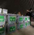 <p>Funcion&aacute;rios que trabalharam na elei&ccedil;&atilde;o fecham as caixas com os votos, neste domingo, em Cabul.&nbsp;Aproximadamente 60%&nbsp;dos eleitores registrados do Afeganist&atilde;o foram &agrave;s urnas</p>  Foto: Reuters