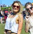 <p>Hyolanda Midea, 22 anos, e Patricia Padovesi, 26, foram outras fãs que ainda querem colorir mais o corpo</p>  Foto: Alan Morici / Terra