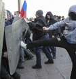 6 de abril: manifestantes pró-Rússia enfrentam a polícia em frente o prédio do governo em Donestsk  Foto: Reuters