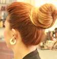 <p>O penteado é rápido de ser feito e elegante. Veja o resultado</p>  Foto:  Pierre Louis Coiffeur/Divulgação