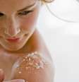 Esfoliação costuma despertar muitas dúvidas no público feminino, que fica sem saber ao certo em quais situações evitá-la ou aderi-la  Foto: Shutterstock