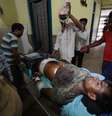 <p>Ferido em explosão é socorrido em hospital de Aurangabad, em 7 de abril</p>  Foto: AFP