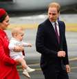 Nova Zelândia: O príncipe britânico Willian e sua esposa Catherine, que carrega o bebê príncipe George no Aeroporto Internacional em Wellington. A família vai fazer uma viagem de três semanas na Nova Zelândia e Austrália  Foto: AFP