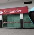 <p>Oferta do espanhol Santander é para comprar 25% das units do Santander Brasil que ainda não detém</p>  Foto: Sergio Moraes / Reuters
