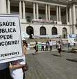 No Rio de Janeiro, os médicos se concentraram em frente a Câmara de Vereadores, na Cinelândia, centro da cidade, para protestar na manhã de hoje. Em todo o País os médicos se mobilizam em favor de mais investimentos em saúde  Foto: Ale Silva / Futura Press