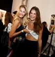 Yasmin Brunet e Carol Francischini se divertiram nos bastidores do desfile da Auslander  Foto: Alex Palarea / AgNews