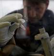 <p>Cientista separa as células do sangue para isolar o vírus Ebola para um teste no laboratório móvel europeu em Gueckedou, Guiné, em 3 de abril</p>  Foto: Reuters