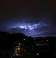 <p>Bairro de Villa Urquiza, em Buenos Aires,&nbsp;&eacute; iluminado por raios durante uma tempestade na noite de segunda-feira, 7 de abril</p>  Foto: Reuters