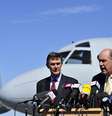 <p>O coordenador das equipes de buscas comandadas pela Austrália, Angus Houston (à esquerda), disse que os sinais captados por embarcações australianas são "consistentes" com dispositivos de registros de voo </p>  Foto: Reuters