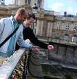 <p>Luis e Glauco jogam a chave do "cadeado do amor" no rio Sena. O casal planejou a viagem por dois anos e levou do Brasil o cadeado que pendurou no Pont des Arts</p>  Foto: Mário Camera / Especial para Terra