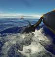 <p>Navio da Marinha australiana Ocean Shield&nbsp;reboca&nbsp;um&nbsp;mergulhador, durante opera&ccedil;&atilde;o de busca pelo avi&atilde;o da Malaysian Airlines,&nbsp;no Oceano &Iacute;ndico meridional, em &nbsp;8 de abril</p>  Foto: Reuters