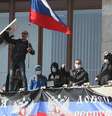 Ativistas pró-Rússia invadiram sede do governo de Donetsk e hastearam bandeira da Rússia   Foto: BBC News Brasil