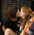 Fiuk e Sophia Abrahão foram fotografados aos beijos nesta quarta-feira (9) nos bastidores do Fashion Rio. A atriz desfilará pela grife Coca Cola Jeans  Foto: Felipe Panfili / AgNews