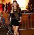 Atriz Juliana Paiva chegou apressada ao segundo dia de desfiles, mas deu dicas sobre cuidados com a pele  Foto: Felipe Assumpção / AgNews