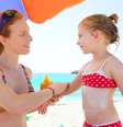 <p>Não exagere no uso do protetor solar, já que a aplicação em excesso também pode ser responsável pela falta de vitamina D, porque o produto bloqueia a ação dos raios do sol</p>  Foto: Shutterstock