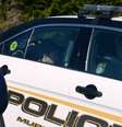 <p>Adolescente de 16 anos, suspeito de ter esfaqueado estudantes na Pensilvânia nesta quarta-feira, é levado pela polícia</p>  Foto: Pittsburgh Post-Gazette / Reprodução