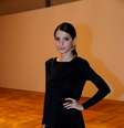 <p>Nos bastidores, atriz Giselle Batista aposta em saia soltinha e ombros</p>  Foto: Felipe Assumpção / AgNews