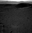 <p>Ponto luminoso aparece no fundo da foto, próximo às "montanhas", no horizonte de Marte</p>  Foto: Reprodução NASA