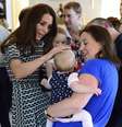Sempre perto da mãe, pequeno príncipe interagiu com outros bebês  Foto: Reuters