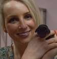 <p>Rebeca Smith mostra orgulhosa o clone de sua cadela, a mini Winnie</p>  Foto: Mirror / Reprodução