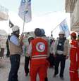 <p>Membros do Alto Comissariado das Nações Unidas para os Refugiados (ACNUR) chegam com ajuda no distrito de Bustan al-Qasr, na cidade síria de Aleppo, em 8 de abril</p>  Foto: AFP