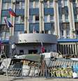 <p>Manifestantes pró-russos reforçaram as barricadas em frente ao edifício do Serviço de Segurança da Ucrânia, na cidade de Luhansk, no leste do país</p><p> </p>  Foto: Reuters