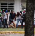 <p>Estudante é agredido e despido por partidários do governo de Nicolás Maduro, durante manifestação na Universidade Central da Venezuela, em Caracas</p>  Foto: AP