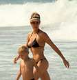 Antes de desfilar uniformes da Copa no Fashion Rio, Fernanda Lima curte praia com os filhos  Foto: J. Humberto / AgNews