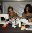 Francisca Leuda Canuto de Souza e a filha Érica Canuto de Araújo fazem reparos e ajustes de emergência em desfiles do Fashion Rio. "Quando acaba e o pessoal grita, é uma alegria. Dá orgulho de ver as nossas peças. Quando elas saem em revistas então, eu falo para os outros: "essa aí fui eu que fiz"", conta Francisca  Foto: Luciana Monteiro / Terra
