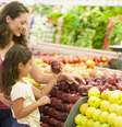 Leve a criança ao supermercado para ajudar nas compras do lanche escolar, converse sobre os gostos alimentares e, na hora do preparo, faça combinações que estimulem o consumo  Foto: Shutterstock