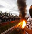 Manifestante fica próximo a policiais em protesto desta quinta-feira em rodovia Pan-Americana  Foto: Reuters