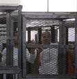 <p>O chefe do escritório da Al-Jazeera em inglês, Mohammed Fahmy, o produtor Baher Mohamed e o correspondente Peter Greste assistem ao julgamento, em 31 de março, em jaulas </p>  Foto: AP
