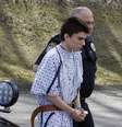<p>Alex Hribal foi escoltado por policiais. O jovem foi acusado formalmente e teve o pedido de fiança negado pela justiça norte-americana</p>  Foto: AP