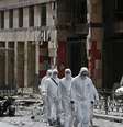<p>Legistas procuram evidências em rua onde um carro-bomba explodiu em Atenas, em frente a Banco da Grécia. Janelas de lojas nas proximidades quebraram, mas não houve feridos</p>  Foto: Reuters