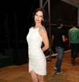 Atriz Ingra Liberato foi à Marina da Glória usando vestido branco de renda para conferir desfile da Victor Dzenk  Foto: Anderson Borde / AgNews