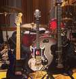 Instrumentos de músicos remanescentes do Nirvana aparecem junto à guitarra de Joan Jeet  Foto: @foofighters/Instagram / Reprodução