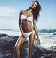 <p>A brasileira posou de biquíni branco tomara que caia para a campanha de verão</p>  Foto: H&M / Divulgação