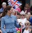 <p>Catherine, a Duquesa de Cambridge, cumprimenta membros da multid&atilde;o&nbsp;com o marido, pr&iacute;ncipe William, no memorial da guerra em Seymour Square, na cidade de Blenheim, Nova Zel&acirc;ndia, nesta quinta-feira, 10 de abril</p>  Foto: Reuters