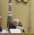 <p>Presidente palestino, Mahmoud Abbas, a direita,&nbsp;fala com o negociador-chefe palestino, Saeb Erekat, ao participar de uma reuni&atilde;o de ministros &aacute;rabes dos Neg&oacute;cios Estrangeiros, na sede da Liga &Aacute;rabe, no Cairo, em&nbsp;9 de abril</p>  Foto: Reuters