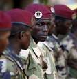 <p>Soldados da coalização rebelde islâmica Seleka fazem fila na cidade de Bria, em 9 de abril</p>  Foto: Reuters
