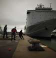 <p>Trabalhadores portuários dos EUA amarram cordas que mantém navio MV Cape Ray na base aérea naval de Rota, perto de Cádiz, no sul da Espanha. Foto de arquivo de 13 de fevereiro de 2014</p>  Foto: Reuters