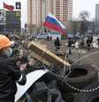 Manifestante reforça barricada em prédio ocupado na cidade de Lugansk, no leste do país  Foto: Reuters