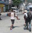 <p>Menino vítima do gás atirado por PMs é carregado por moradores na favela do Rato Molhado</p>  Foto: André Naddeo / Terra