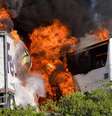 <p>O impacto causou uma explos&atilde;o que deixou os dois ve&iacute;culos em chamas</p>  Foto: AP