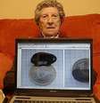 <p>Rosa González mostra uma imagem do meteorito em sua casa, em León, Espanha</p>  Foto: ABC.es / Reprodução
